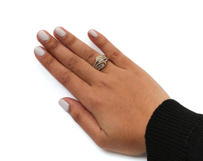 Anillo bypass de espacio abierto con diamantes redondos y talla baguette de 1/2 ct. p.t. en oro amarillo de 10K, foto 3