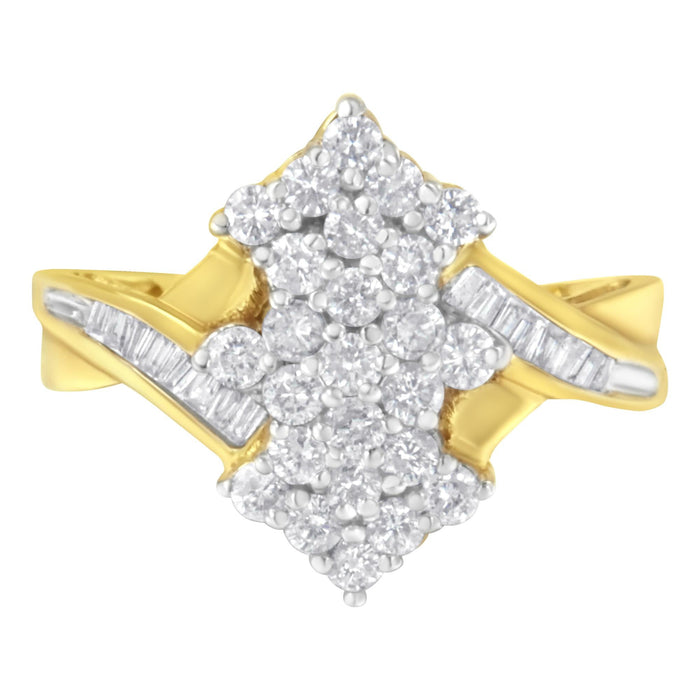 Anillo de racimo con diamantes redondos y talla baguette de 1 1/10 ct. p.t. en oro amarillo de 10K, foto 1