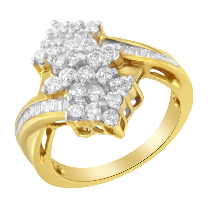 Anillo de racimo con diamantes redondos y talla baguette de 1 1/10 ct. p.t. en oro amarillo de 10K, foto 5