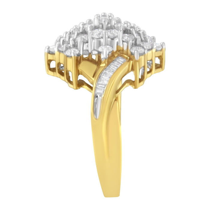 Anillo de racimo con diamantes redondos y talla baguette de 1 1/10 ct. p.t. en oro amarillo de 10K, foto 6