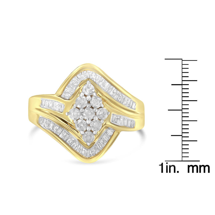 Anillo de racimo cruzado con diamantes de 1 ct. p.t. en oro amarillo de 10K sobre plata de ley, color I-J, claridad I2-I3, foto 7