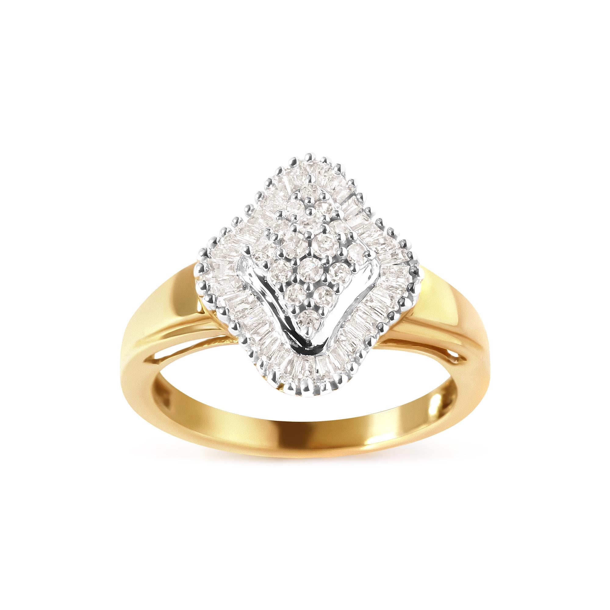 Anillo con cabeza de rombo y halo con diamantes redondos y talla baguette de 1/2 ct. p.t. en oro amarillo de 10K, foto 1