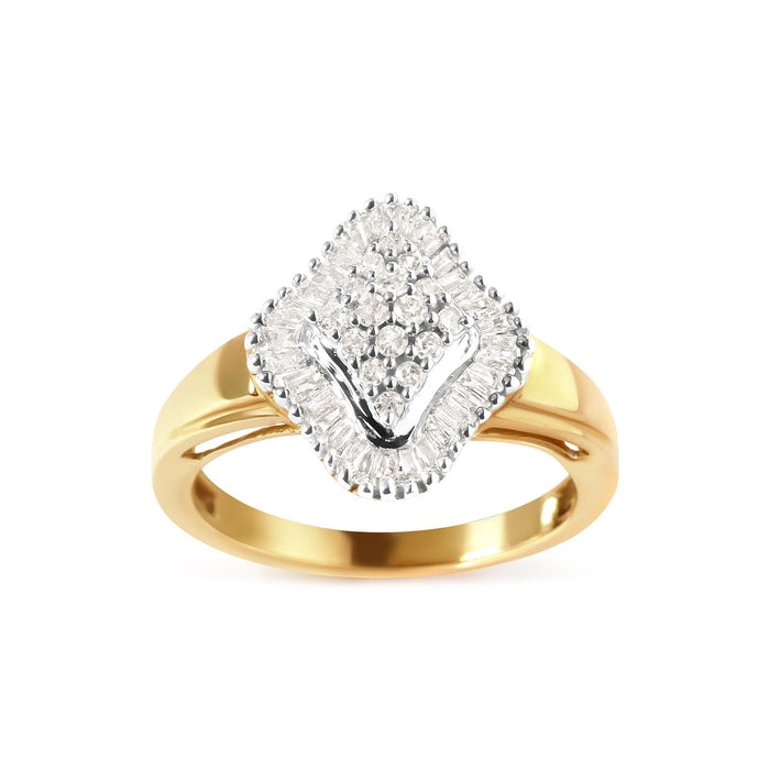 Anillo con cabeza de rombo y halo con diamantes redondos y talla baguette de 1/2 ct. p.t. en oro amarillo de 10K, foto 1