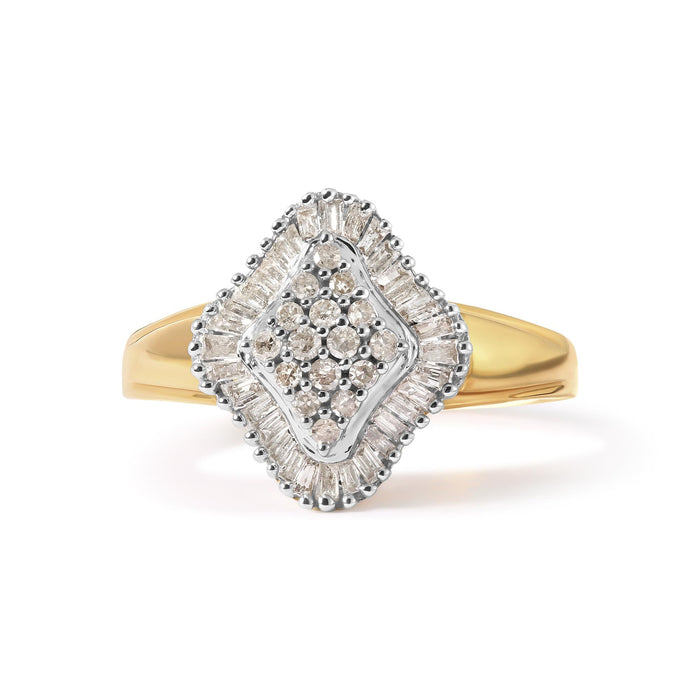 Anillo con cabeza de rombo y halo con diamantes redondos y talla baguette de 1/2 ct. p.t. en oro amarillo de 10K, foto 5