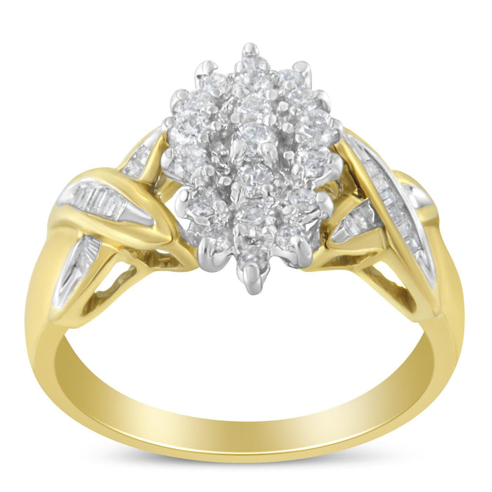 Anillo de racimo con diamantes redondos baguette de 1/2 ct. p.t. en oro de dos tonos de 10K, foto 4