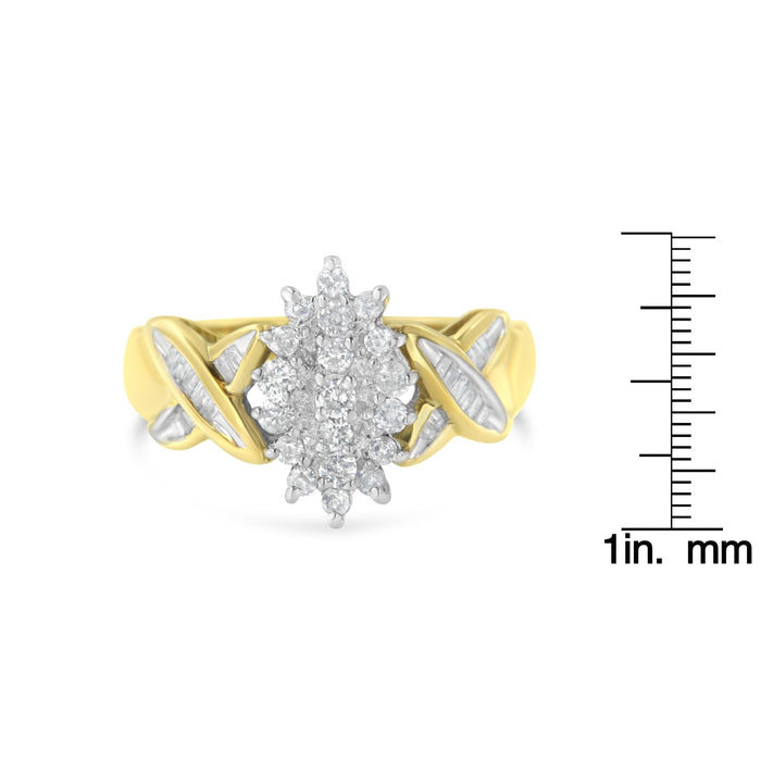 Anillo de racimo con diamantes redondos baguette de 1/2 ct. p.t. en oro de dos tonos de 10K, foto 7