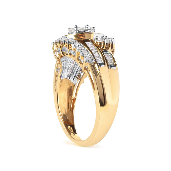 Anillo de banda en remolino de racimo con diamantes redondos y baguette de 1 ct. p.t. en oro amarillo de 10K, foto 4
