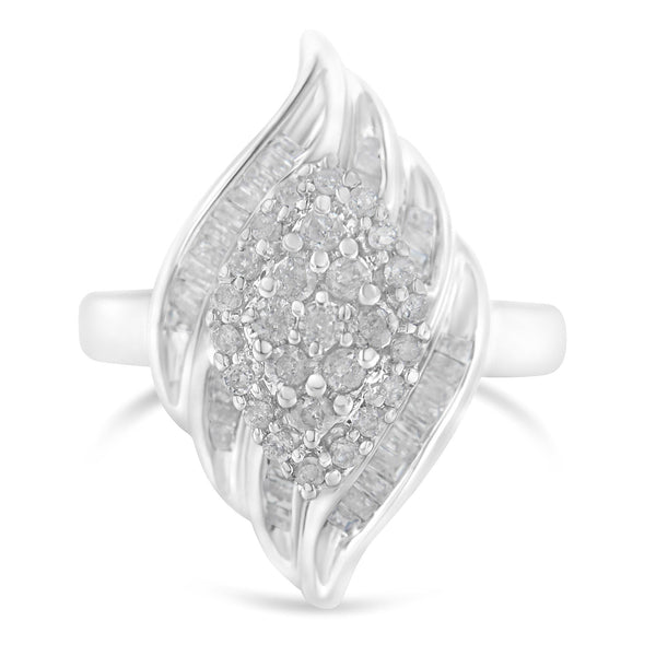 Anillo de cóctel de racimo escalonado en cascada con diamantes redondos y baguette de 3/4 ct. p.t. en plata de ley, foto 1