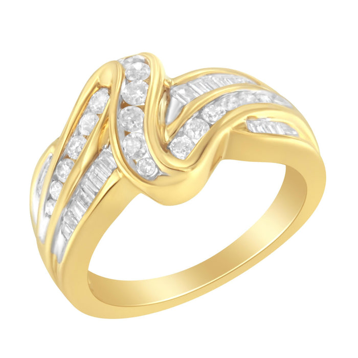 Anillo bypass de doble aro de canal con diamantes redondos y baguette de 3/4 ct. p.t. en oro amarillo de 10K, foto 1
