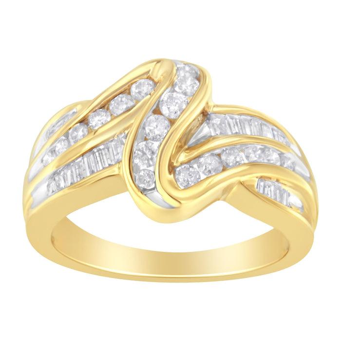 Anillo bypass de doble aro de canal con diamantes redondos y baguette de 3/4 ct. p.t. en oro amarillo de 10K, foto 2