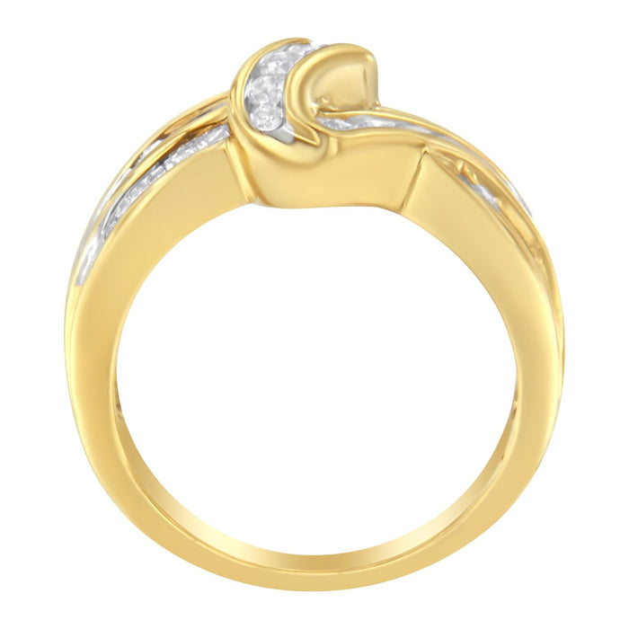 Anillo bypass de doble aro de canal con diamantes redondos y baguette de 3/4 ct. p.t. en oro amarillo de 10K, foto 4