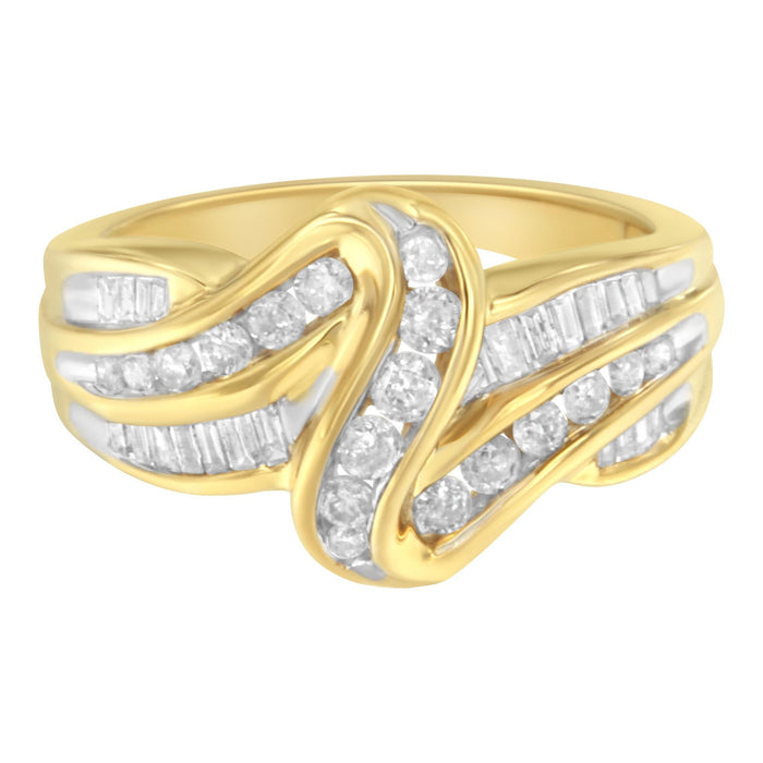 Anillo bypass de doble aro de canal con diamantes redondos y baguette de 3/4 ct. p.t. en oro amarillo de 10K, foto 5