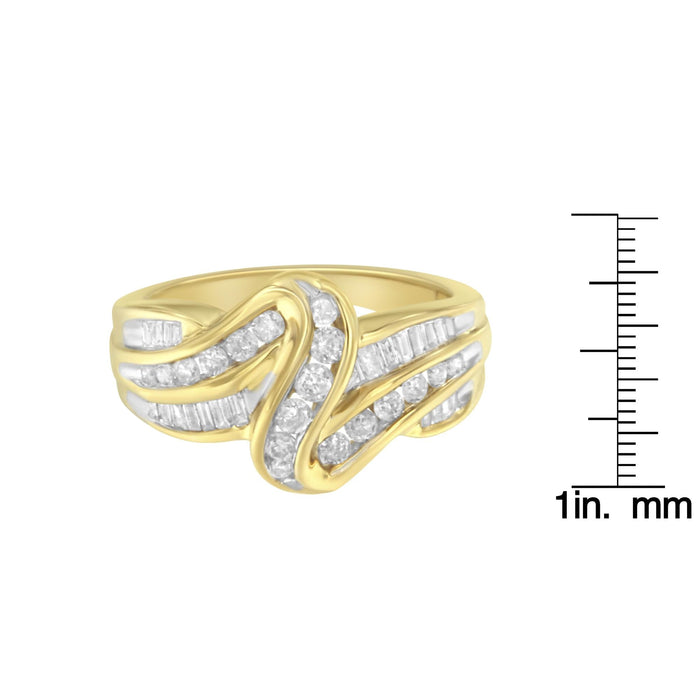 Anillo bypass de doble aro de canal con diamantes redondos y baguette de 3/4 ct. p.t. en oro amarillo de 10K, foto 7