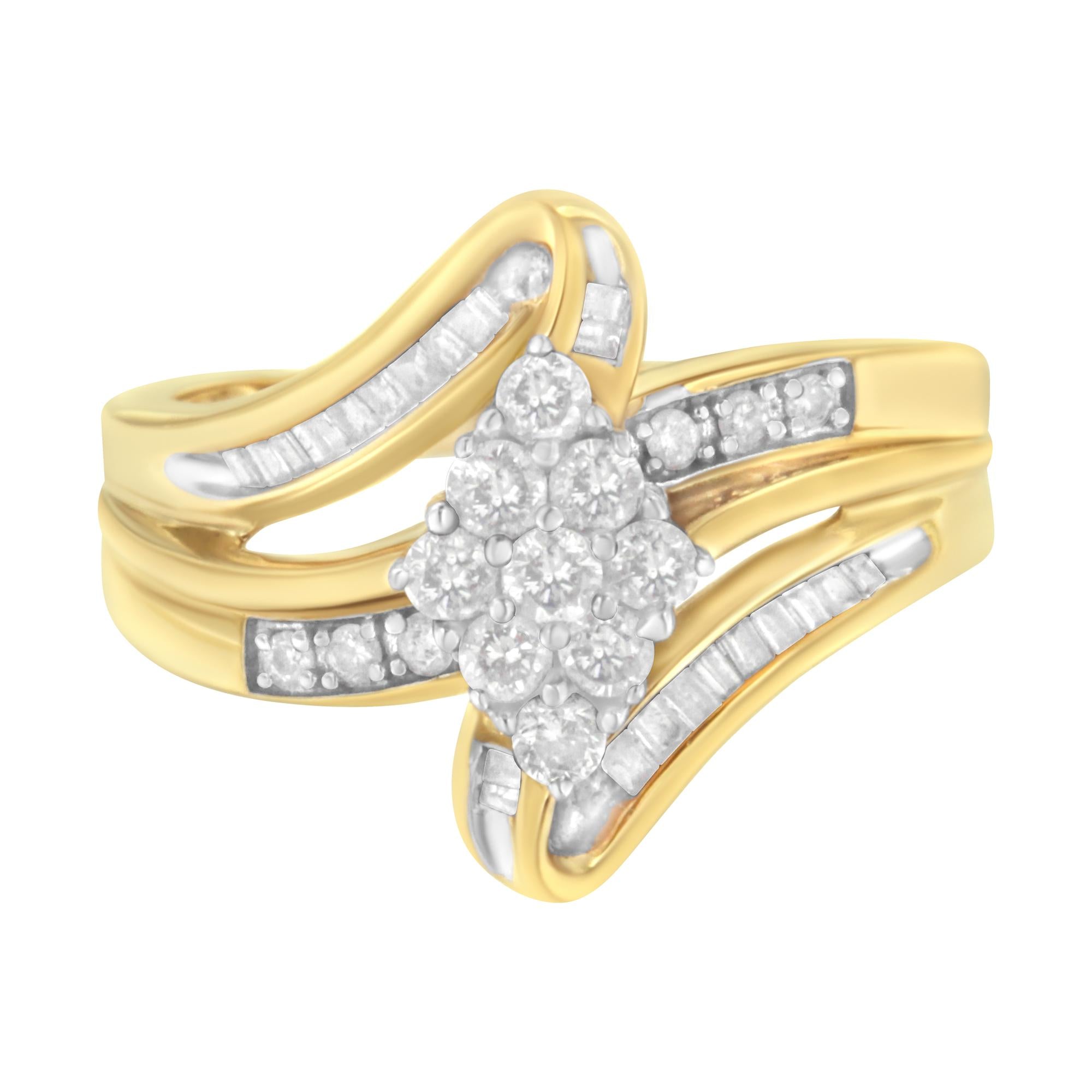 Anillo de cóctel de racimo con diamantes de 1/2 ct. p.t. en oro amarillo de 10K, foto 1