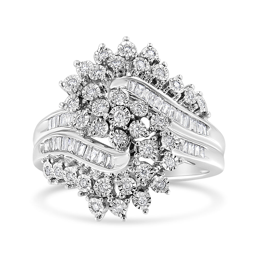Anillo de cóctel bypass en forma de S con diamantes redondos y baguette de 1/2 ct. p.t. en oro blanco de 10K, foto 1