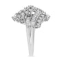 Anillo de cóctel bypass en forma de S con diamantes redondos y baguette de 1/2 ct. p.t. en oro blanco de 10K, foto 6