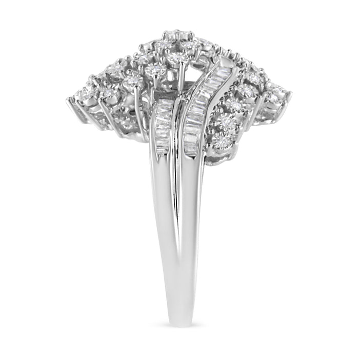 Anillo de cóctel bypass en forma de S con diamantes redondos y baguette de 1/2 ct. p.t. en oro blanco de 10K, foto 6