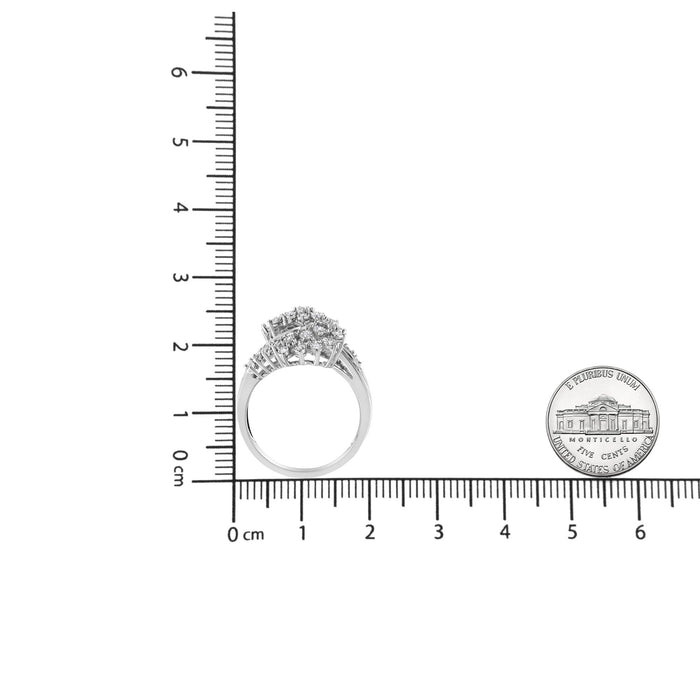 Anillo de cóctel bypass en forma de S con diamantes redondos y baguette de 1/2 ct. p.t. en oro blanco de 10K, foto 7