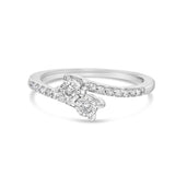 Anillo de compromiso cruzado de dos piedras con diamantes de 1/4 ct. p.t. en oro blanco de 10K