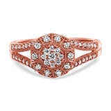 Anillo de cóctel de racimo con halo, aro dividido y diamantes de 1/2 ct. p.t. en plata de ley bañada en oro rosa de 14K
