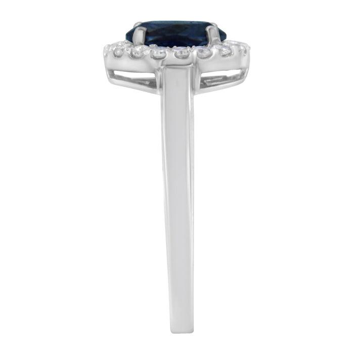 Anillo de cóctel con halo, diamantes redondos de 1/5 ct. p.t. y piedra de garras de 7 mm en oro blanco de 10K, foto 6