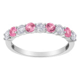 Anillo de banda con diamantes de 1/2 ct. p.t. y piedra creada en laboratorio de 3mm en oro blanco de 10K