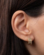 Aretes de aro huggie gruesos con muescas en oro de 14K, foto 4