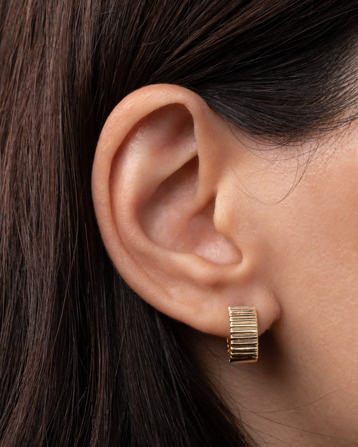 Aretes de aro huggie gruesos con muescas en oro de 14K, foto 4