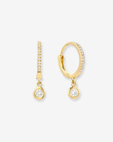Aretes de aro huggie pavé con gota de diamante en oro de 14K