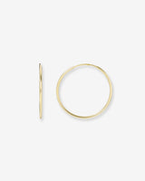 Aretes de aro de hilo medianos en oro de 14K