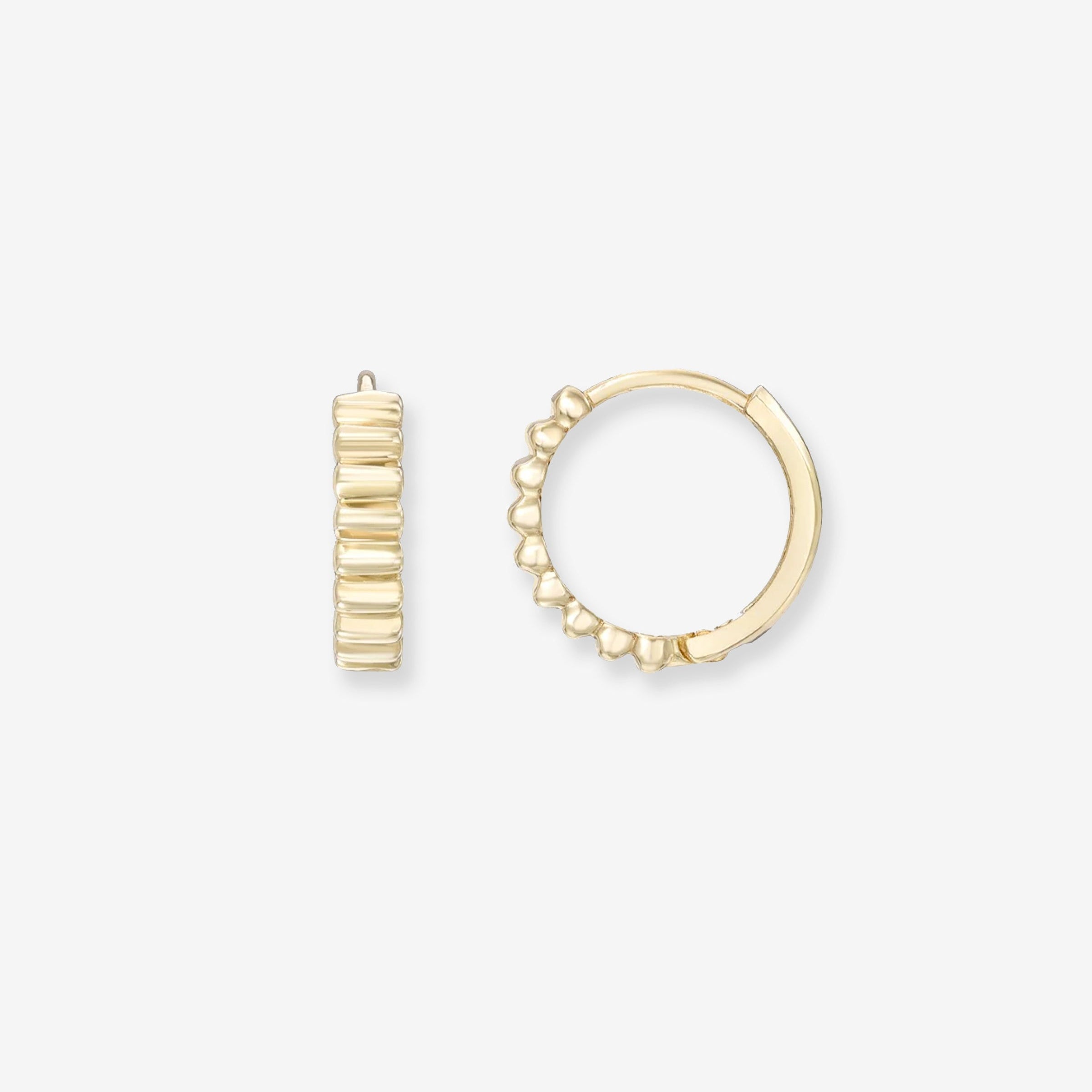 Aretes de aro huggie con muescas en oro de 14K, foto 1