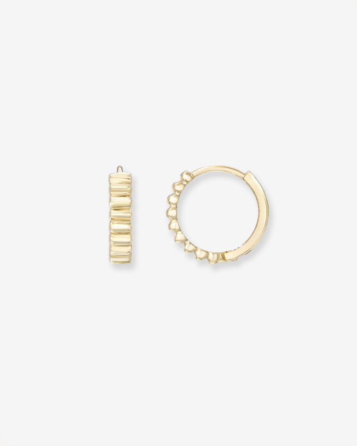 Aretes de aro huggie con muescas en oro de 14K, foto 1