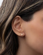 Arete de botón de trébol diminuto en oro de 14K, foto 2