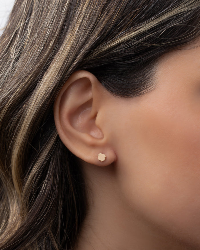 Arete de botón de trébol diminuto en oro de 14K, foto 2