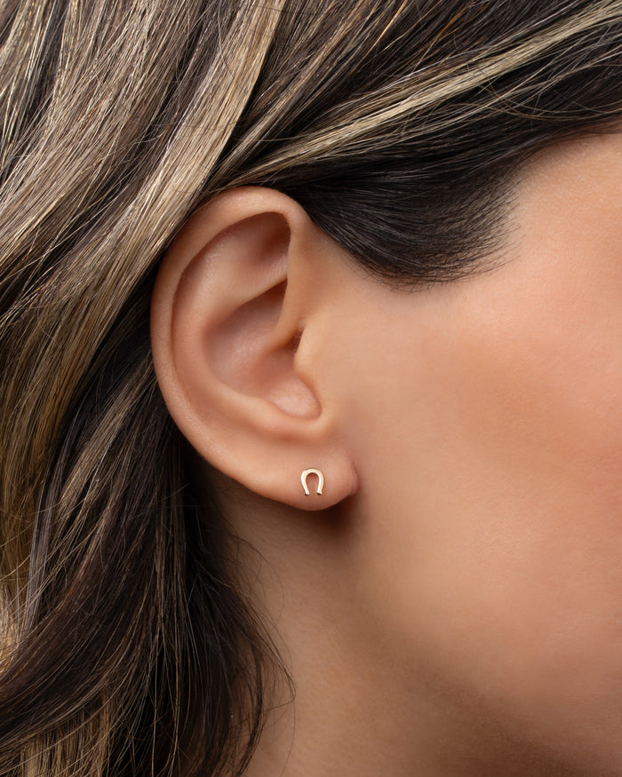 Arete de botón diminuto de herradura en oro de 14K, foto 2