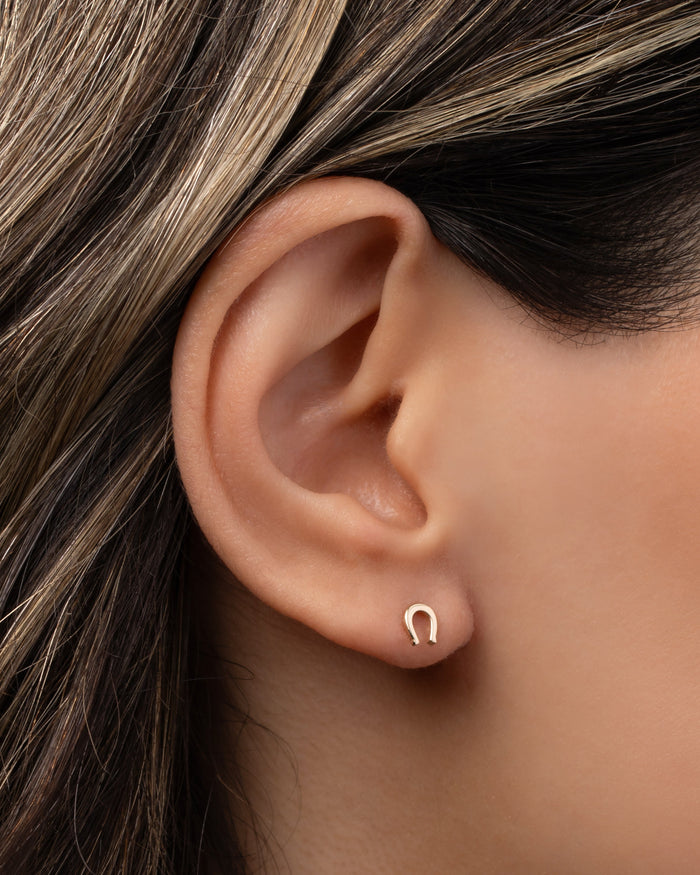 Arete de botón diminuto de herradura en oro de 14K, foto 3