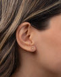 Arete de botón de símbolo de la paz diminuto en oro de 14K, foto 2