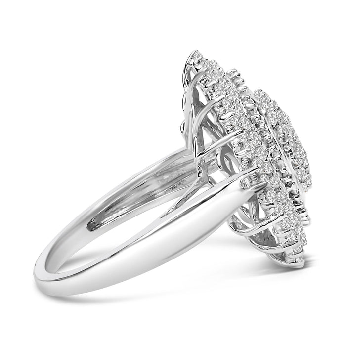 Anillo de cóctel de halo ovalado con diamantes de 2 ct. p.t. en plata de ley, foto 2