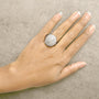 Anillo de cóctel de halo ovalado con diamantes de 2 ct. p.t. en plata de ley, foto 3