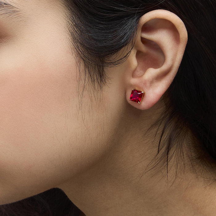 Aretes de botón solitarios con rubí rojo de talla princesa creado en laboratorio de 7x7 mm en oro amarillo de 18K, foto 3