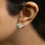 Aretes de botón de halo texturizado con diamantes de 1/4 ct. p.t. en plata de ley bañada en oro amarillo de 10K, foto 3