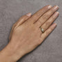 Anillo de compromiso con aro trenzado y halo compuesto de diamantes de 1/10 ct. p.t. en oro amarillo de 10K, foto 3