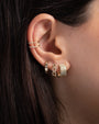 Aretes de aro huggie gruesos con muescas en oro de 14K, foto 5