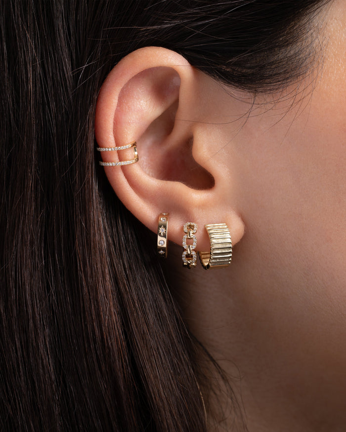 Aretes de aro huggie gruesos con muescas en oro de 14K, foto 5