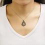Collar con colgante de medallón ornamentado con diamantes de 3/4 ct. p.t. en plata de ley bañada en rodio negro, foto 3