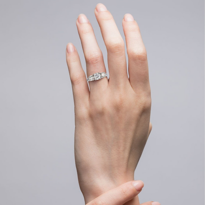 Anillo de tres piedras con diamantes redondos cultivados en laboratorio de 3 CTW en oro de 14K, foto 9