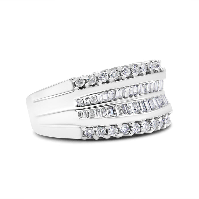 Anillo de banda moderno con diamantes redondos y talla baguette de 1 ct. p.t. en oro blanco de 14K, foto 2