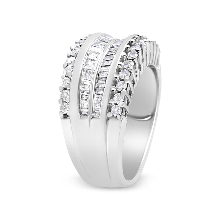 Anillo de banda moderno con diamantes redondos y talla baguette de 1 ct. p.t. en oro blanco de 14K, foto 4