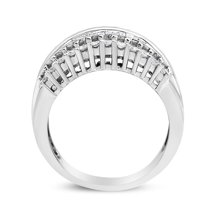 Anillo de banda moderno con diamantes redondos y talla baguette de 1 ct. p.t. en oro blanco de 14K, foto 5