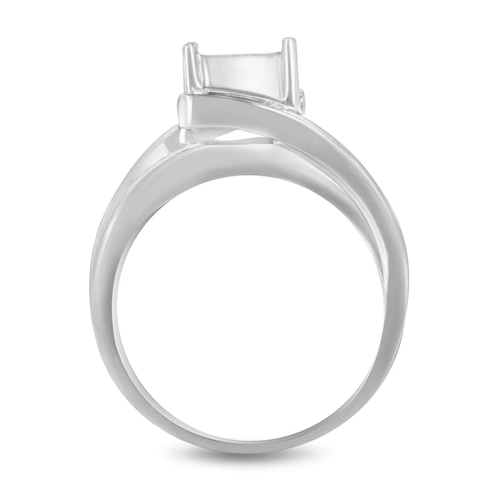 Anillo bypass de racimo de engaste invisible con diamantes de talla princesa de 1/3 ct. p.t. en oro blanco de 10K, foto 5